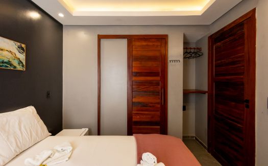 Quarto Triplo do Milos Hotel — detalhe da cama
