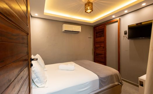 Quarto Triplo do Milos Hotel — detalhe da cama