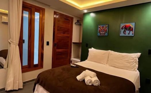 Quarto Triplo do Milos Hotel — detalhe da cama
