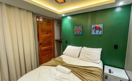 Quarto Triplo do Milos Hotel — detalhe da cama