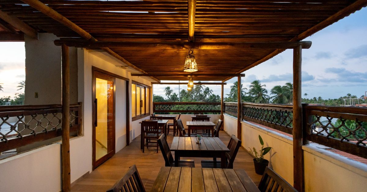 Rooftop do Milos Hotel ao entardecer