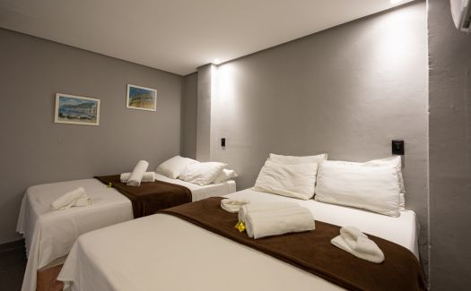 Quarto quadruplo do Milos Hotel — vista geral