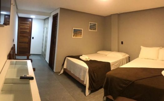 Quarto quadruplo do Milos Hotel — detalhe da cama