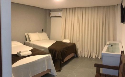 Quarto quadruplo do Milos Hotel — detalhe da cama