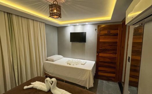 Quarto Triplo do Milos Hotel — detalhe da cama