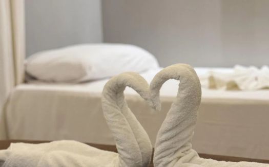 Quarto Triplo do Milos Hotel — detalhe da cama